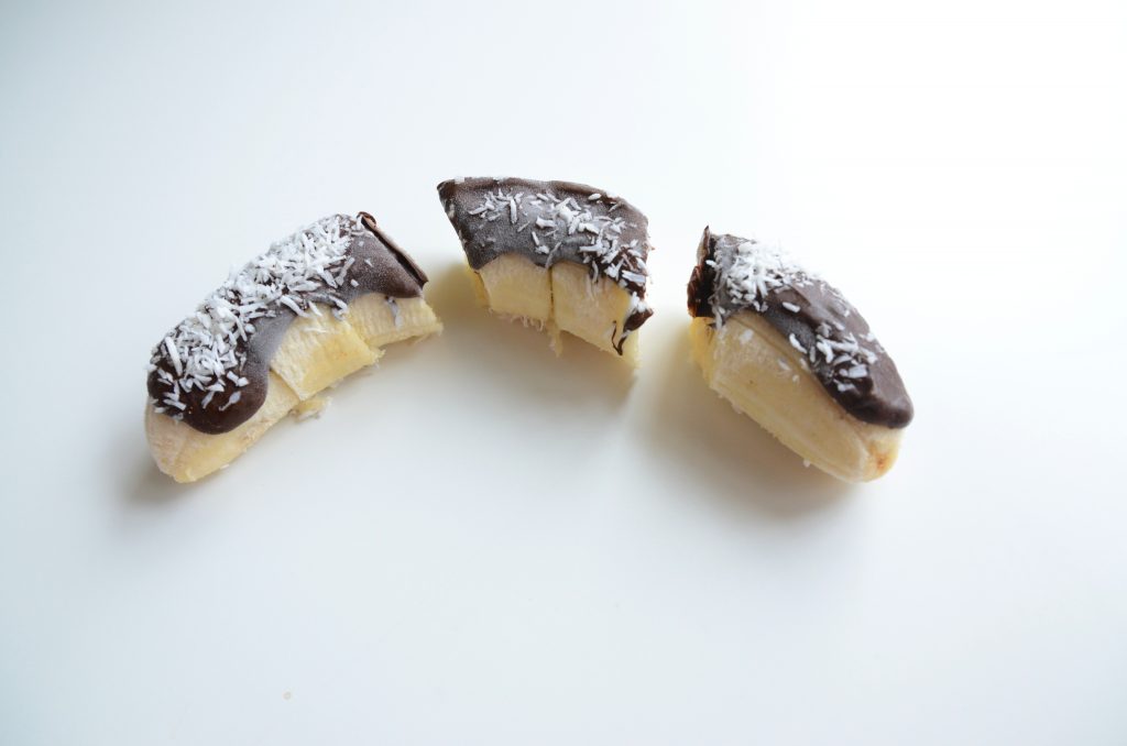 Frozen Dark Chocolate Covered Banana | Banana Congelada Com Chocolate Amargo - Fernanda Mello